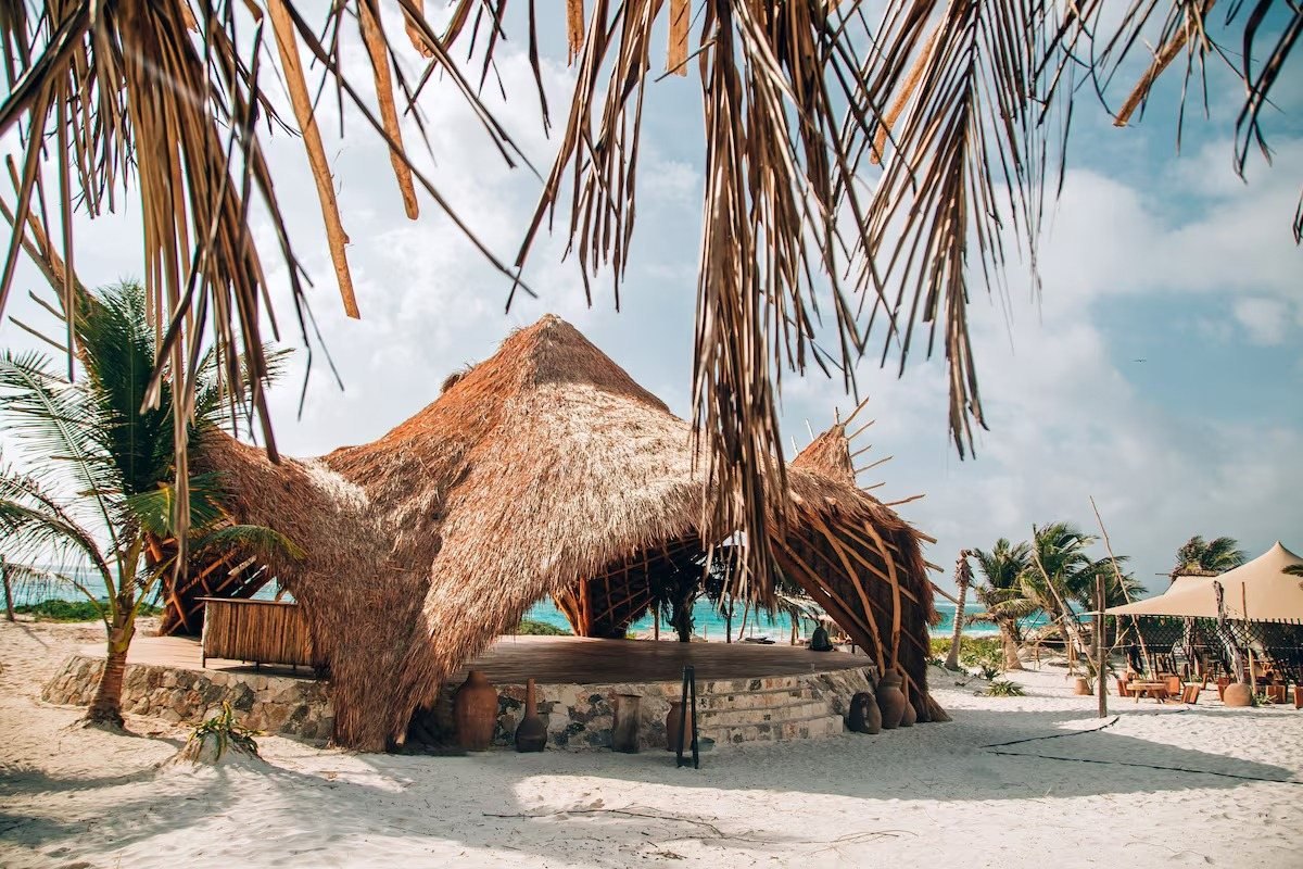 Palapa sobre la playa frente al mar