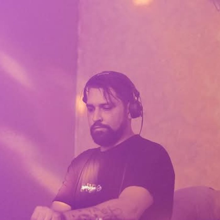 Guille Sola en la cabina con luz violeta
