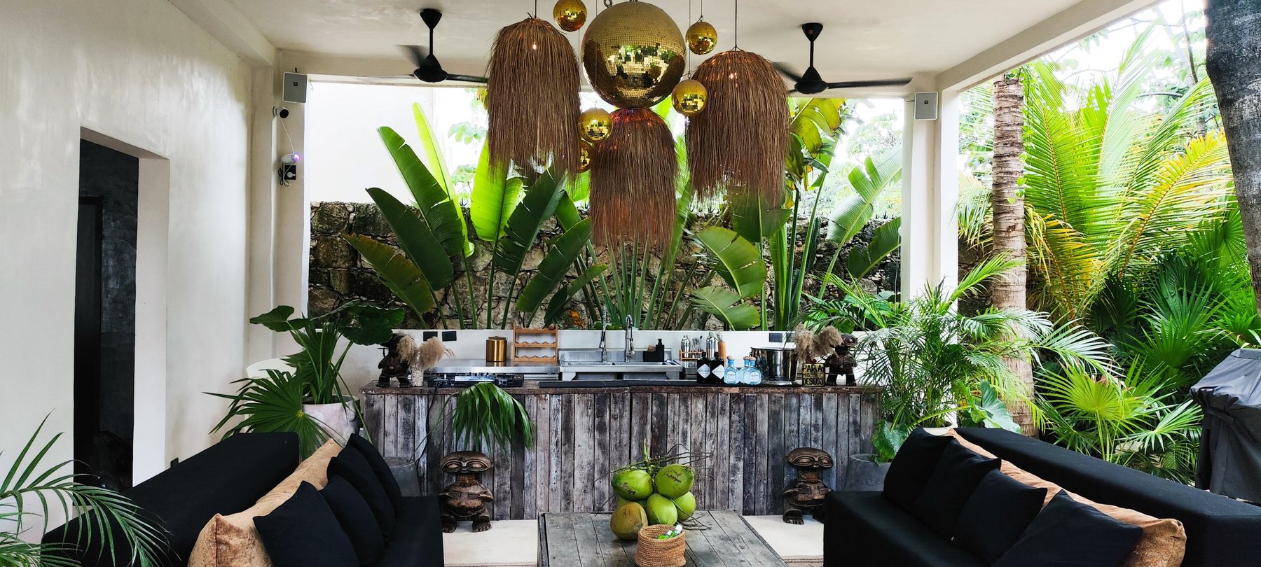 Lounge with bar, palm lamps and column-mounted loudspeakers
