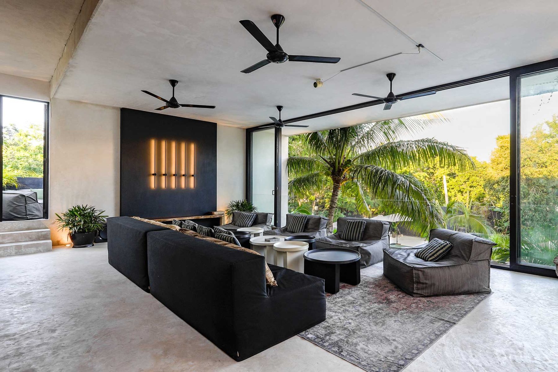 Upstairs lounge open to the palms