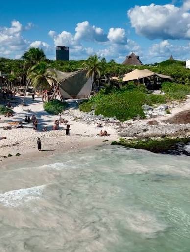 El beach club visto desde el mar