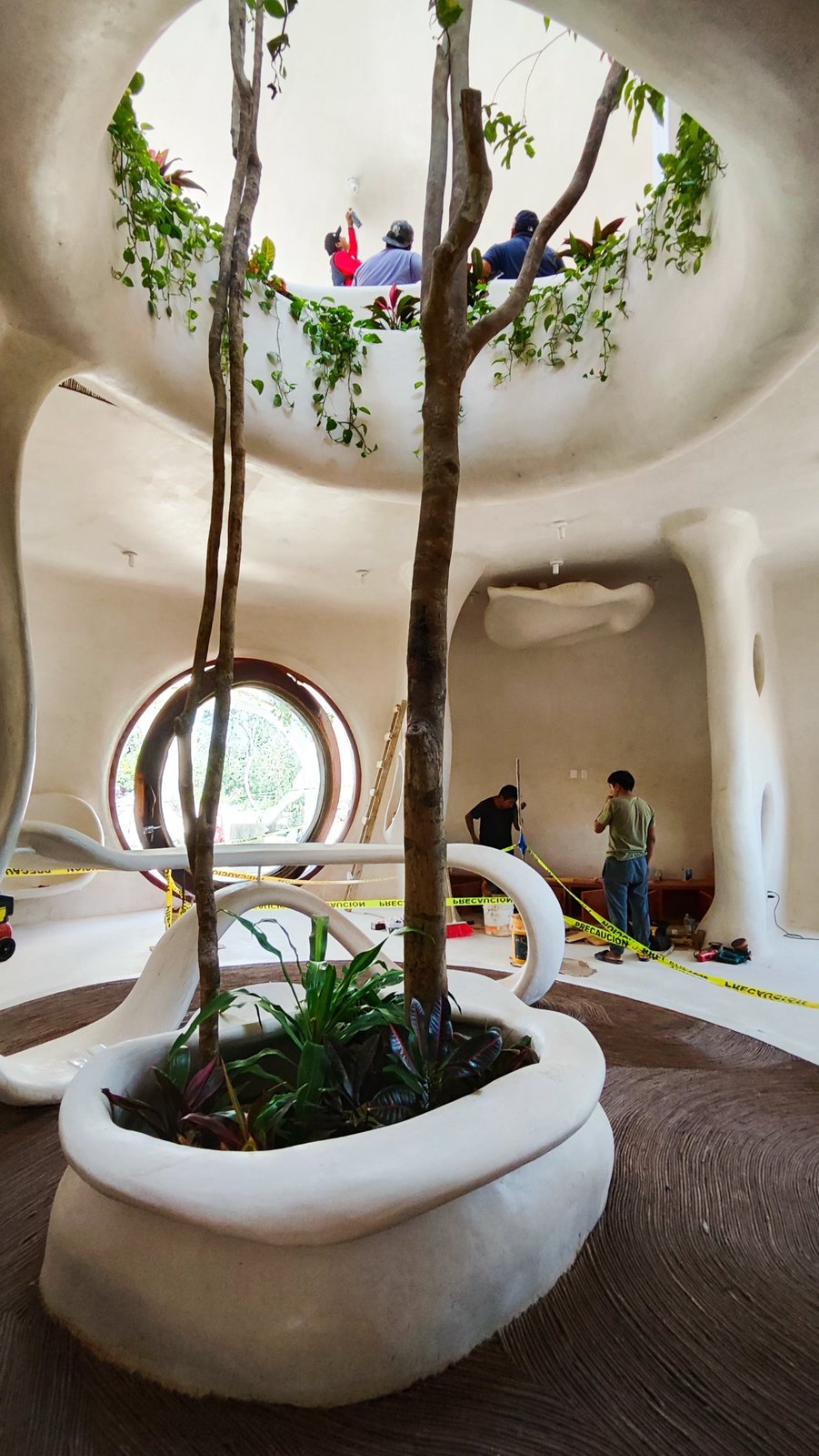 Interior con árbol central y doble altura, durante la instalación