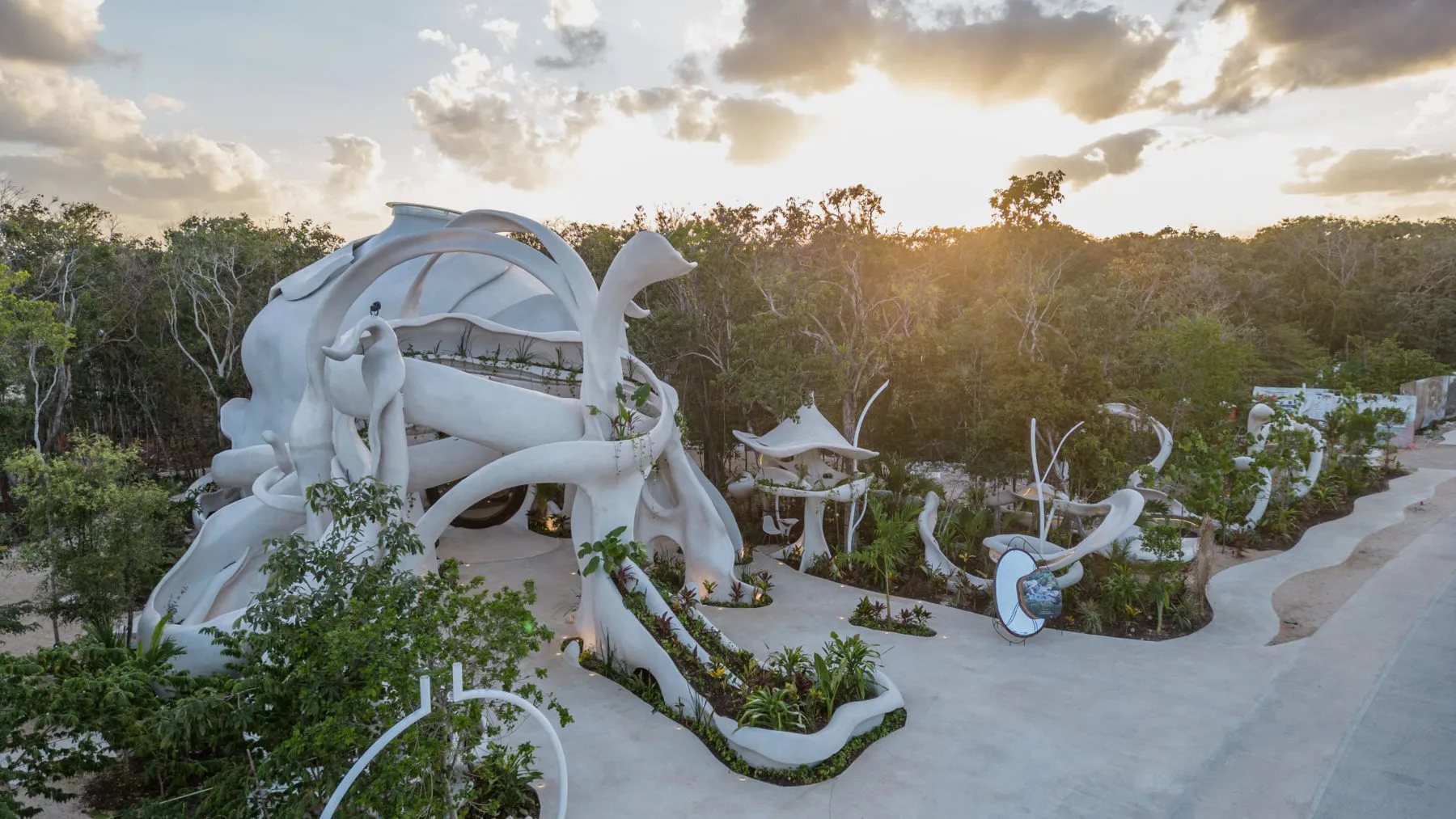 Azulik Residences al atardecer: arquitectura orgánica blanca entre la selva de Tulum