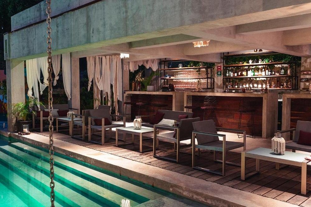 Poolside bar at Makaabá, Bacalar