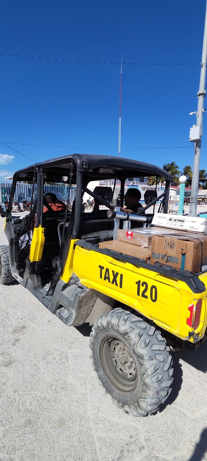 Cajas de equipo en un taxi de Holbox camino al beach club